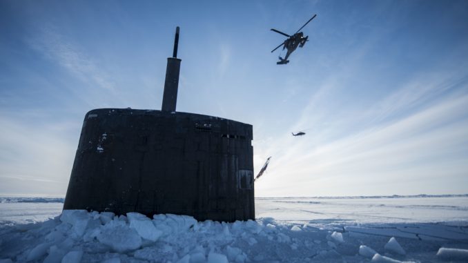 nella foto un sottomarino militare Usa tra i ghiacci dell'artico.